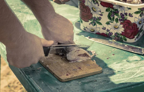 川魚を切り取る男 — ストック写真