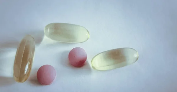 Farmácia e medicina: comprimidos e cápsulas close-up . — Fotografia de Stock
