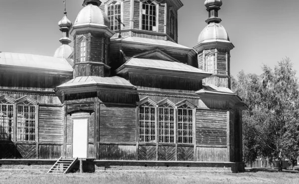 Den gamla ortodoxa gamla troende trä kyrka. — Stockfoto