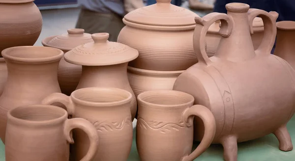 На ярмарку продається керамічний посуд ручної роботи — стокове фото