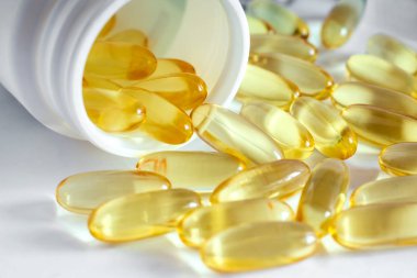 Kapsül şeklinde bir ilaç şişesi..