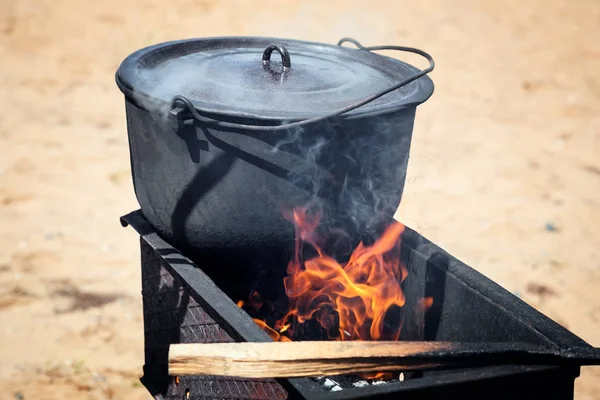 Na panela no fogo preparando comida . — Fotografia de Stock