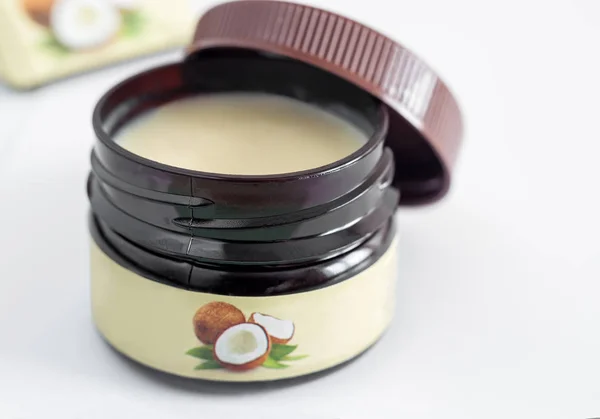 Produto cosmético: óleo de coco natural com cera de abelha — Fotografia de Stock