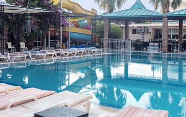 Sigarasız, iç avlu Resort küçük bir havuz ile.