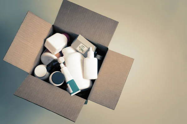 Médicaments et cosmétiques dans une boîte en carton — Photo