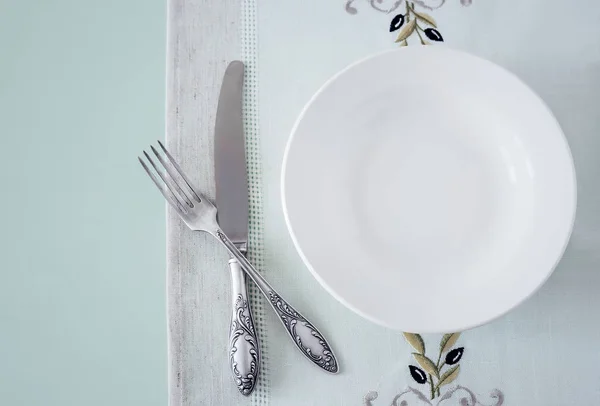 Un plato blanco vacío en una servilleta de lino — Foto de Stock