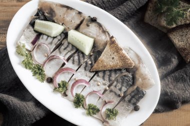 Soğanlı tuzlu uskumru, salatalık ve bitki.