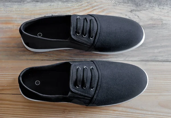 Sepatu olahraga musim panas dengan atasan kain hitam . — Stok Foto