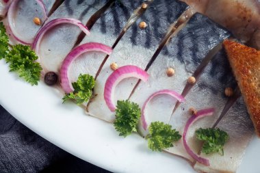 Soğanlı tuzlanmış uskumru, ekmek ve otlar.