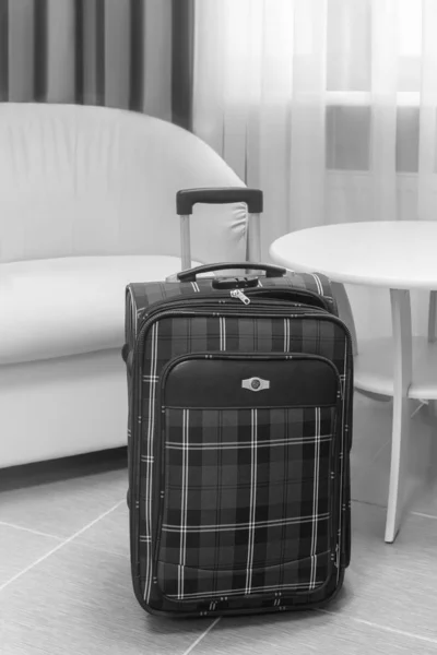 Resenärens resväska i ett mysigt hotellrum — Stockfoto