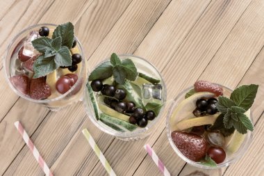 Ev yapımı yaz ferahlatıcı meyve ve meyve kokteyli..