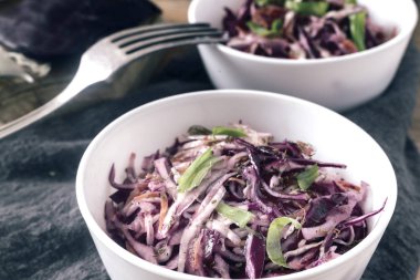 Taze lahana ve yeşil soğanlı lahana salatası..