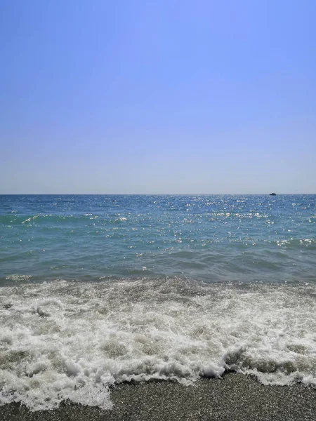 Paisagem com vista para o mar calmo . — Fotografia de Stock
