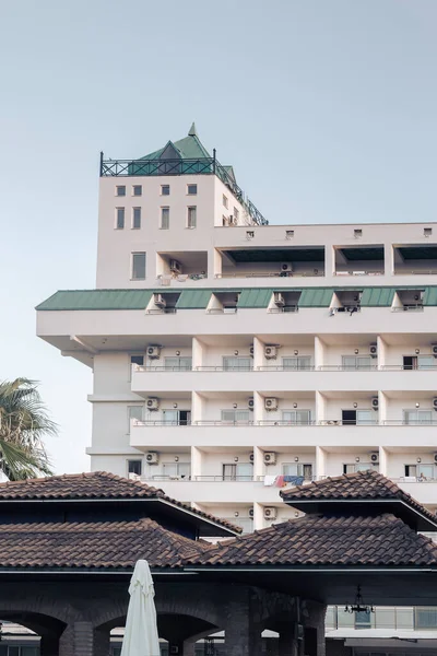 Budynek hotelu w kurorcie Morza Śródziemnego — Zdjęcie stockowe