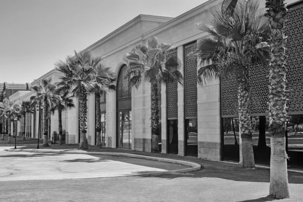 Hotel building in the Mediterranean resort town — Stock Photo, Image