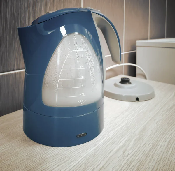 Сучасний електричний чайник на кухонному столі — стокове фото