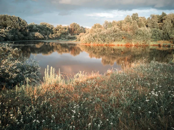 Krajina s Bouřnou oblohou při západu slunce. — Stock fotografie