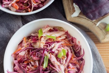 Taze lahana ve yeşil soğanlı lahana salatası..