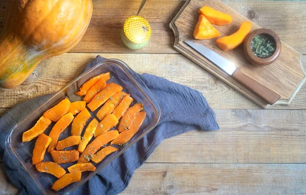 Pumpkin slices baked with honey and herbs — Stock Photo, Image