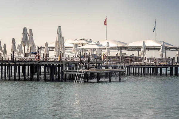 Zeegezicht: het strand en de pier voor de gasten. — Stockfoto