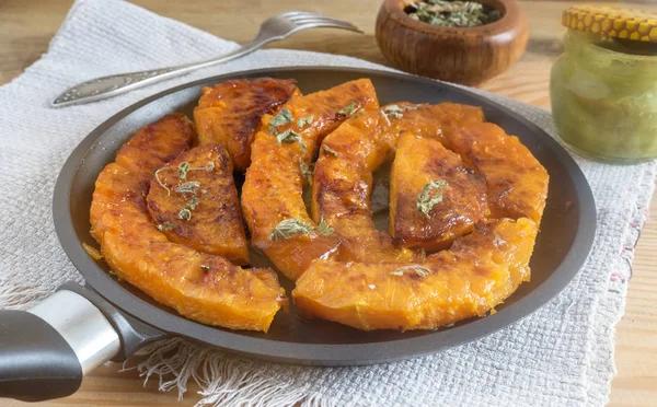 Fette di zucca cotte con miele ed erbe aromatiche — Foto Stock