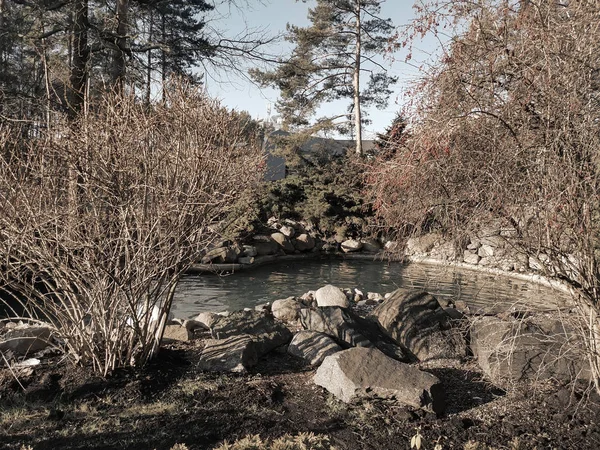 Маленький искусственный пруд в осеннем парке — стоковое фото