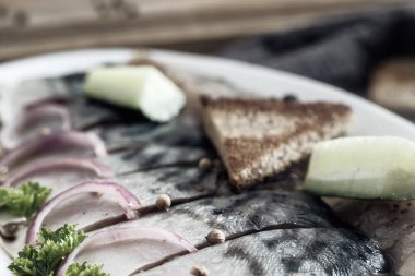 Soğanlı tuzlu uskumru, salatalık ve bitki.