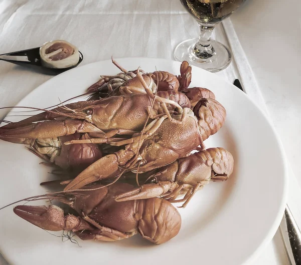 Cangrejos de río cocidos en un plato sobre la mesa — Foto de Stock