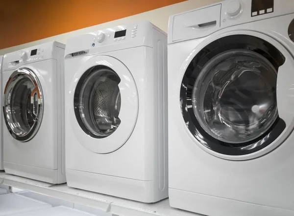 家用电器商店赠送一台现代洗衣机出售 — 图库照片