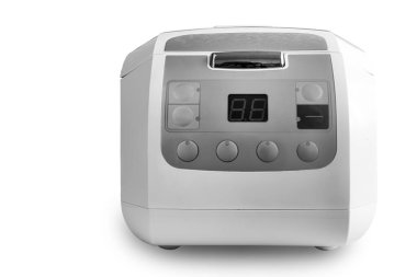 Ev aletleri: hafif arka planda modern elektrikli çoklu pişirici. Ön manzara, kopyalama alanı. Siyah beyaz görüntü. Beyaz bir arkaplanda izole edilmiş