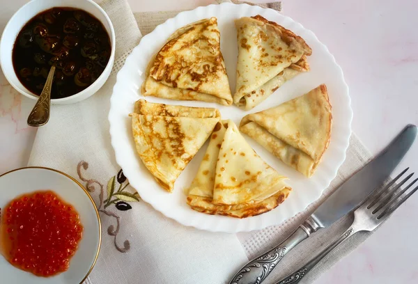 Geleneksel Rus Bayramı Maslenitsa Için Şenlikli Bir Yemek Kırmızı Havyarlı — Stok fotoğraf