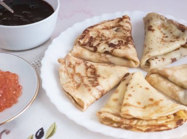Geleneksel Rus bayramı Maslenitsa krepleri için kırmızı havyarlı şölen yemeği, masada reçel. Boşluğu kopyala