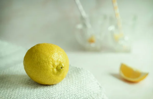 Citroen Een Schijfje Citroen Tafel Een Servet Achtergrondbril Voor Het — Stockfoto