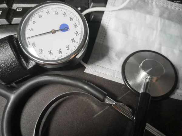 Medical devices: a stethoscope for auscultation of patients and apparatus for measuring of blood pressure. — Stock Photo, Image