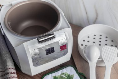 Modern elektrikli çoklu fırın ve mutfak aksesuarları.