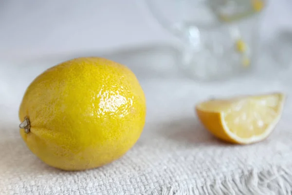 Le citron et couper une tranche de citron — Photo