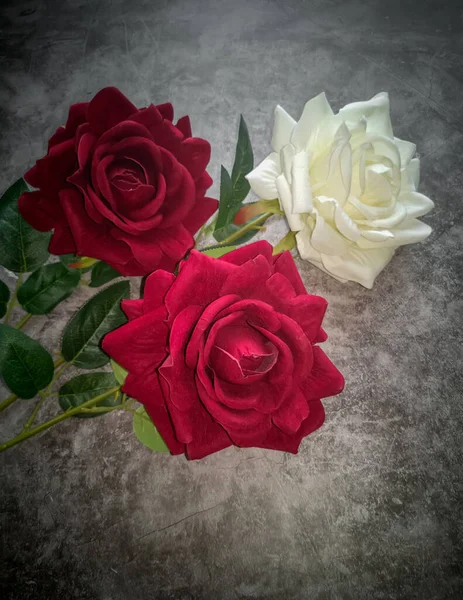 Fleurs artificielles : trois roses sur fond sombre — Photo