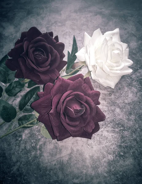 Fleurs artificielles : trois roses sur fond sombre — Photo