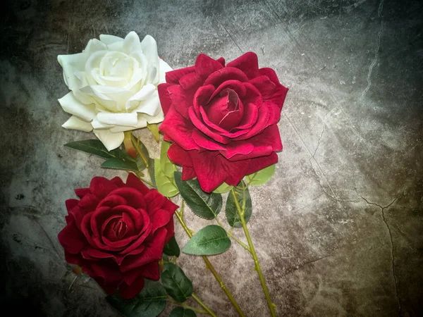 Ciemnym Tle Trzy Piękne Sztuczne Róże Dwie Czerwone Jedna Biała — Zdjęcie stockowe