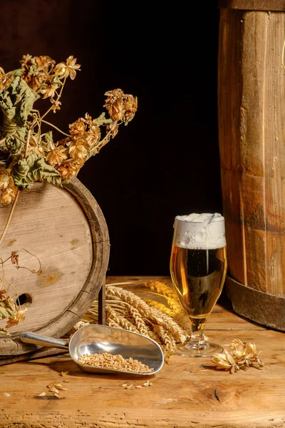 Beer Glass Old Barrel Dried Hops Wheat Ears Wooden Table — Stock Photo, Image