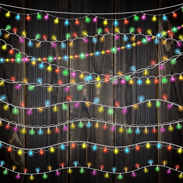 Conjunto de luces de guirnalda de color. Luces de Navidad brillantes sobre fondo de madera. Incluye 10 cepillos vectoriales hebras festivas de luces de Navidad — Vector de stock