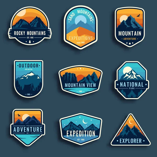 Conjunto de nueve emblemas de viaje de montaña. Acampar emblemas de aventura al aire libre, insignias y parches logo. Turismo de montaña, senderismo. Etiquetas de campamentos forestales en estilo vintage — Archivo Imágenes Vectoriales