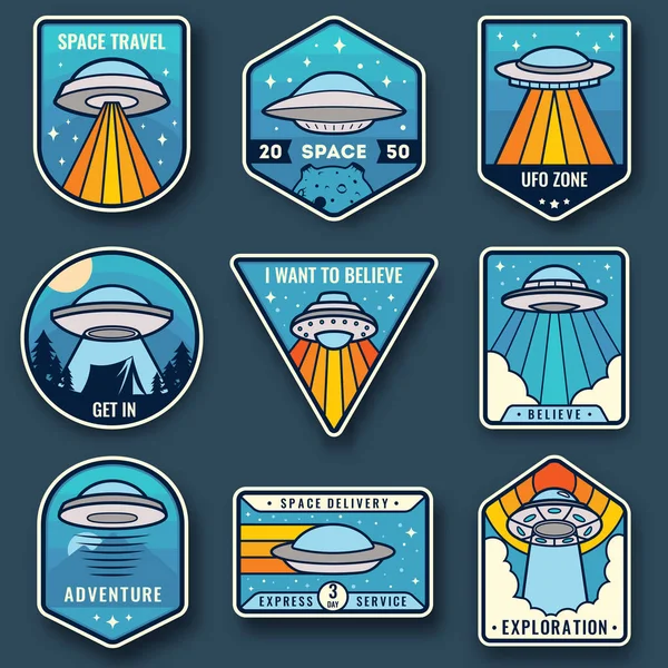 Alien spaceship, spacecrafts and ufo emblems set. Cosmic ship in form saucer for transportation. Color UFO badges set — Stock Vector