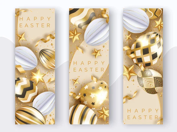Trzy wielkanocne pionowe transparenty z realistycznymi złotymi ozdobionymi jajkami, wstążkami, gwiazdami i kulkami. Ilustracja kartki wielkanocnej na tle światła — Wektor stockowy