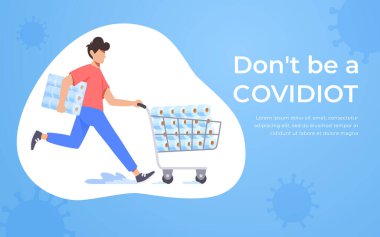 Koşan adam tuvalet kağıdı dolu market arabalarını itiyor. Coronavirus panik 2020 konsepti. Ev karantinası için tuvalet kağıdı stokluyorum. Covidiot