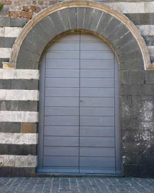 Portone chiuso in vecchio edificio