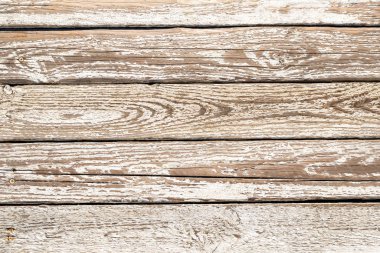 Eski ahşap bir tahtanın yatay yakın çekimi, eskimiş beyaz boya tabakası ve hava ve zamandan kalma çatlaklar. Doğal malzemeden yapılmış hafif arkaplan.
