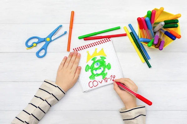 Niño Dibuja Con Marcadores Multicolores Una Imagen Sobre Una Molécula — Foto de Stock