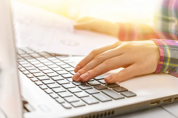 Young Woman Works Laptop Home Sunny Days Hands Holding Sheet — Stock Photo, Image