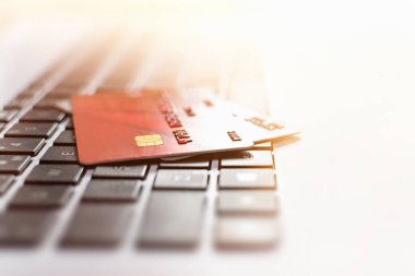 Laptop klavyesindeki bir kredi kartının yakın çekimi. Çevrimiçi alışveriş kavramı, çevrimiçi ödeme süreci, hackerların mali işlemlerinin güvenliği, e-ticaret, banka kredisi, nakitsiz teknoloji.